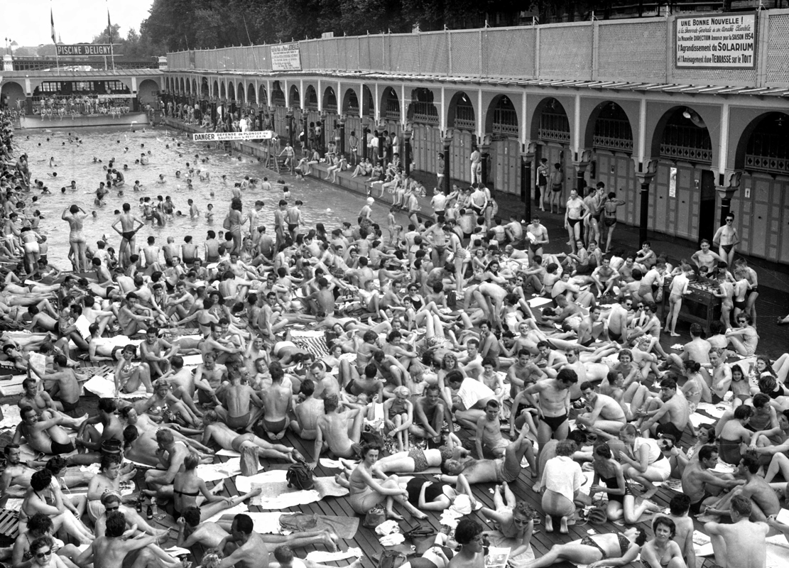 La piscine Deligny, bondée de monde, pendant une vague de chaleur. Paris (7e arr.), mai 1953.