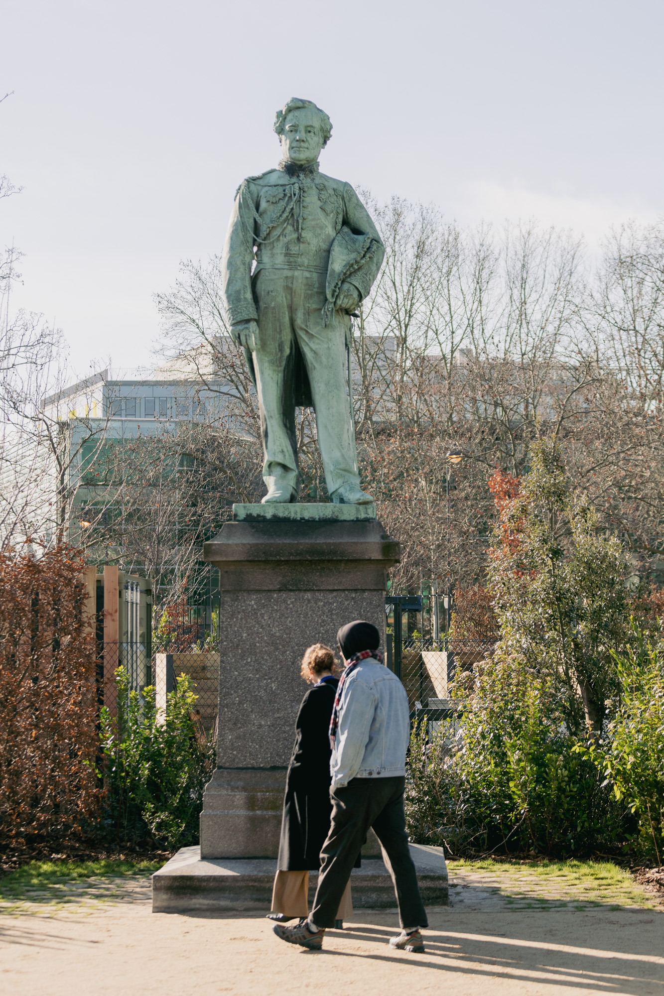 Des promeneurs devant la statue de Félix Hippolyte Larrey, médecin de Napoléon III dans les jardin de Val-de-Grâce.