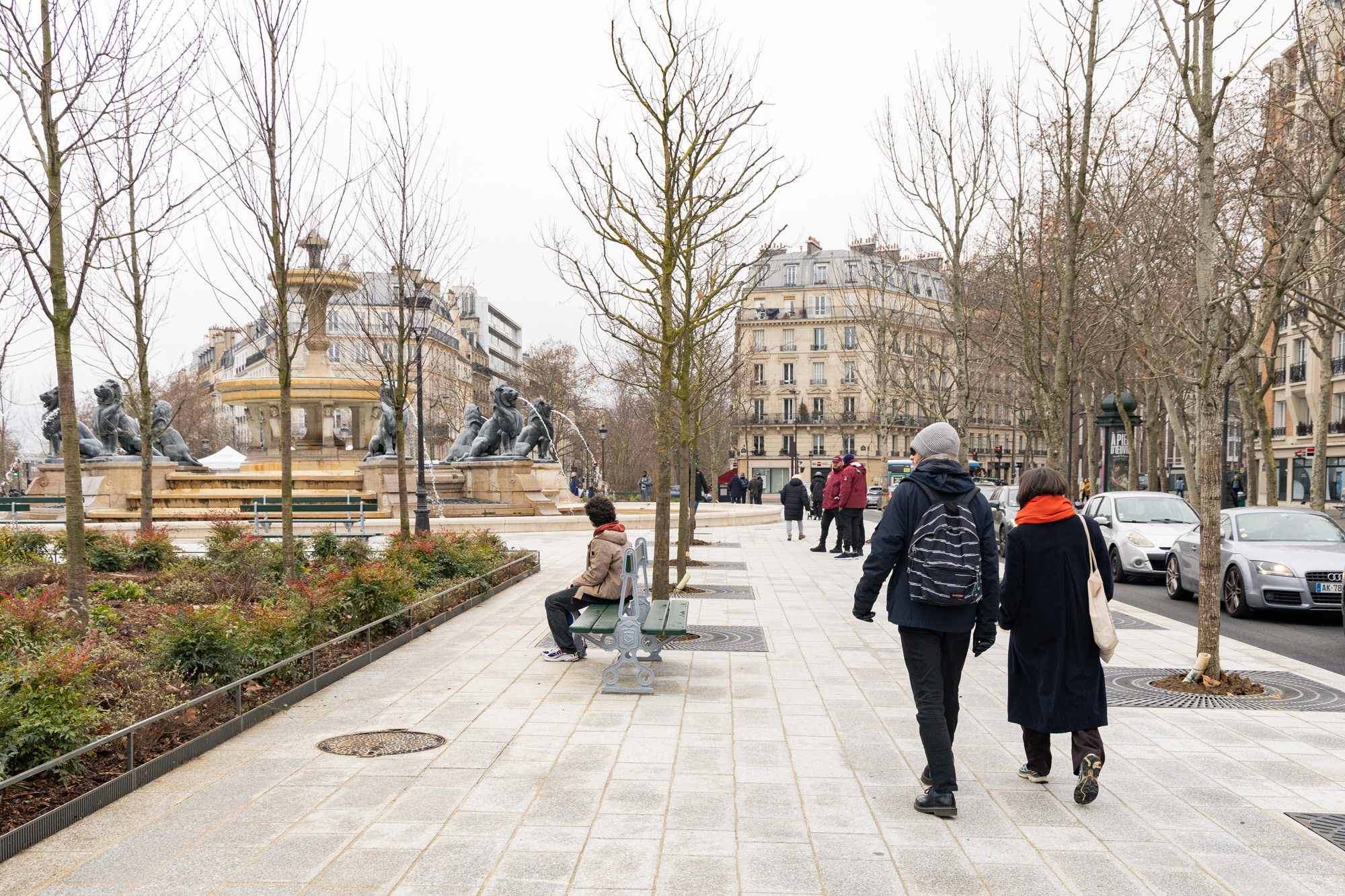 Une fontaine, des espaces verts, une place piétonne