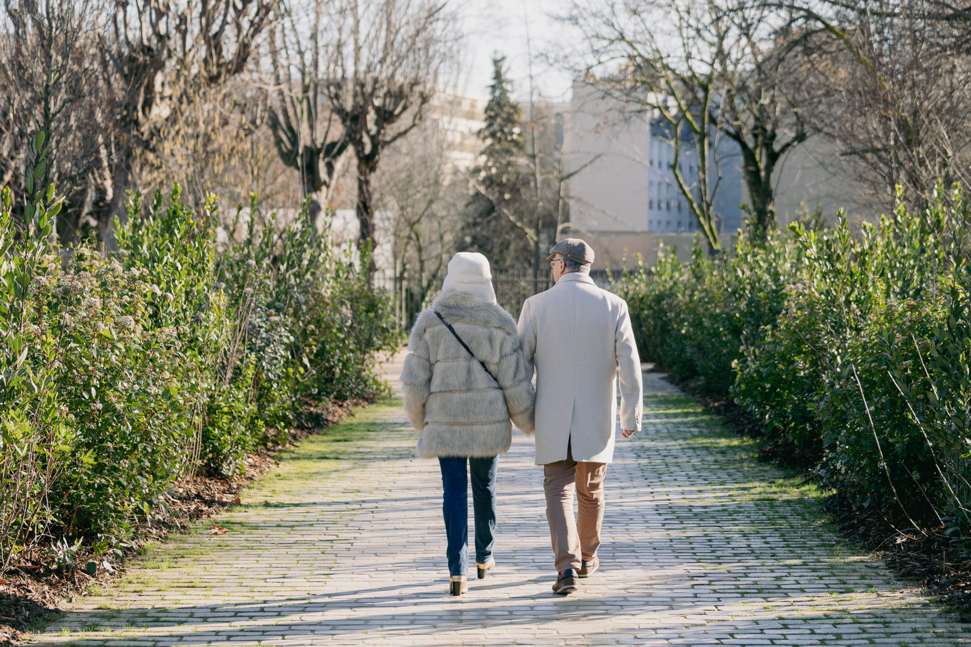 Deux personnes seniors se promènent dans les allées du Val-de-Grâce qui permettent de rejoindre le boulevard du Port-Royal (5e), tout proche.