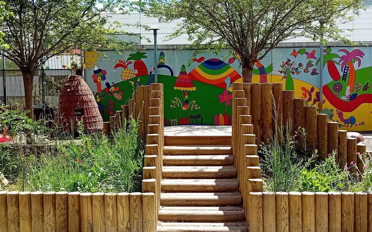 cour Oasis végétalisée et colorisée