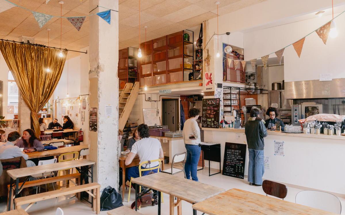 Des personnes attablées dans la cantine de la grande coco, 20e.