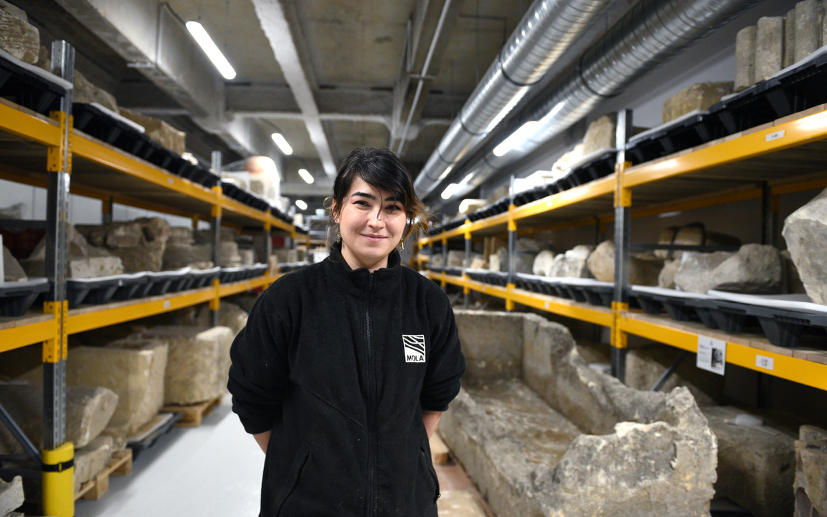 Portrait de Lucie Altenburg, restauratrice en archéologie.
