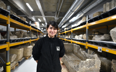 Portrait de Lucie Altenburg, restauratrice en archéologie.