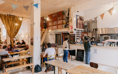 Des personnes attablées dans la cantine de la grande coco, 20e.