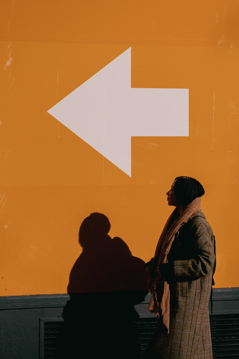 Précédée par son ombre.