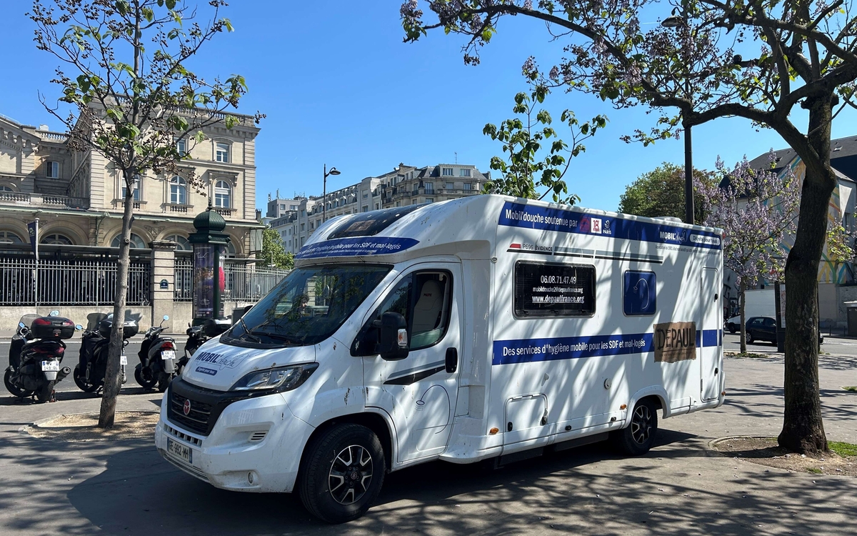 van devant la gare de l'Est