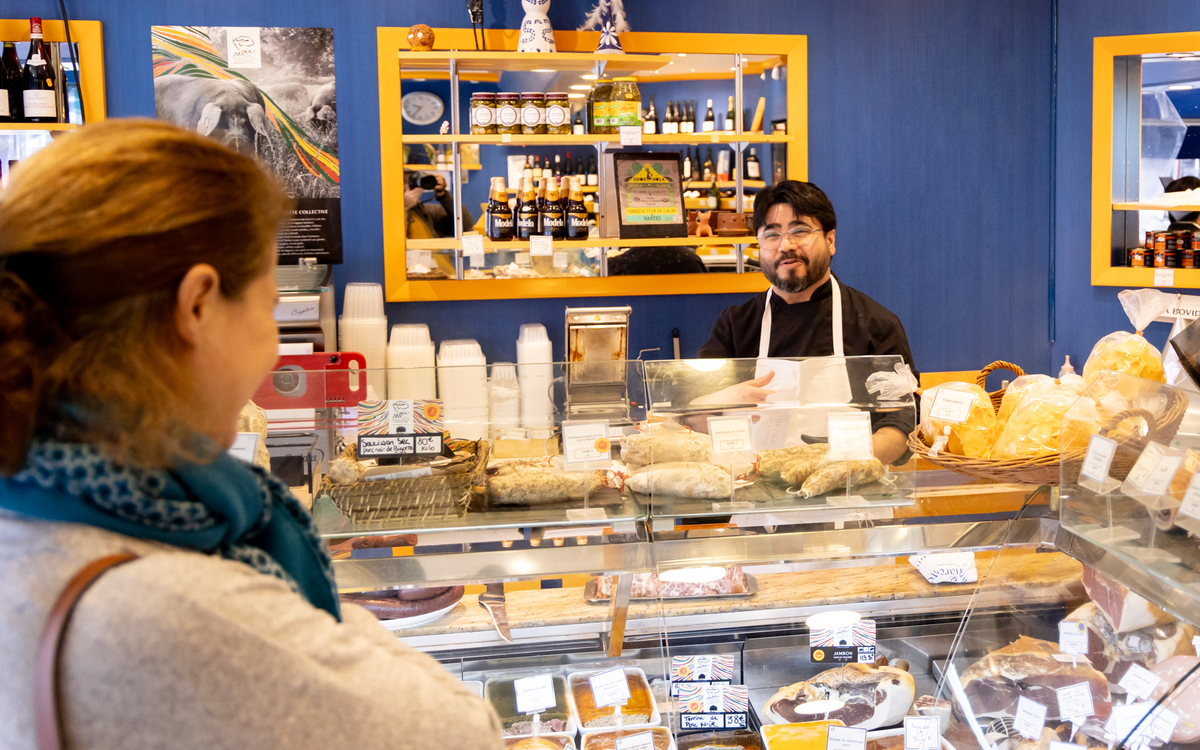 le charcutier avec une cliente 
