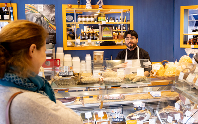 le charcutier avec une cliente 