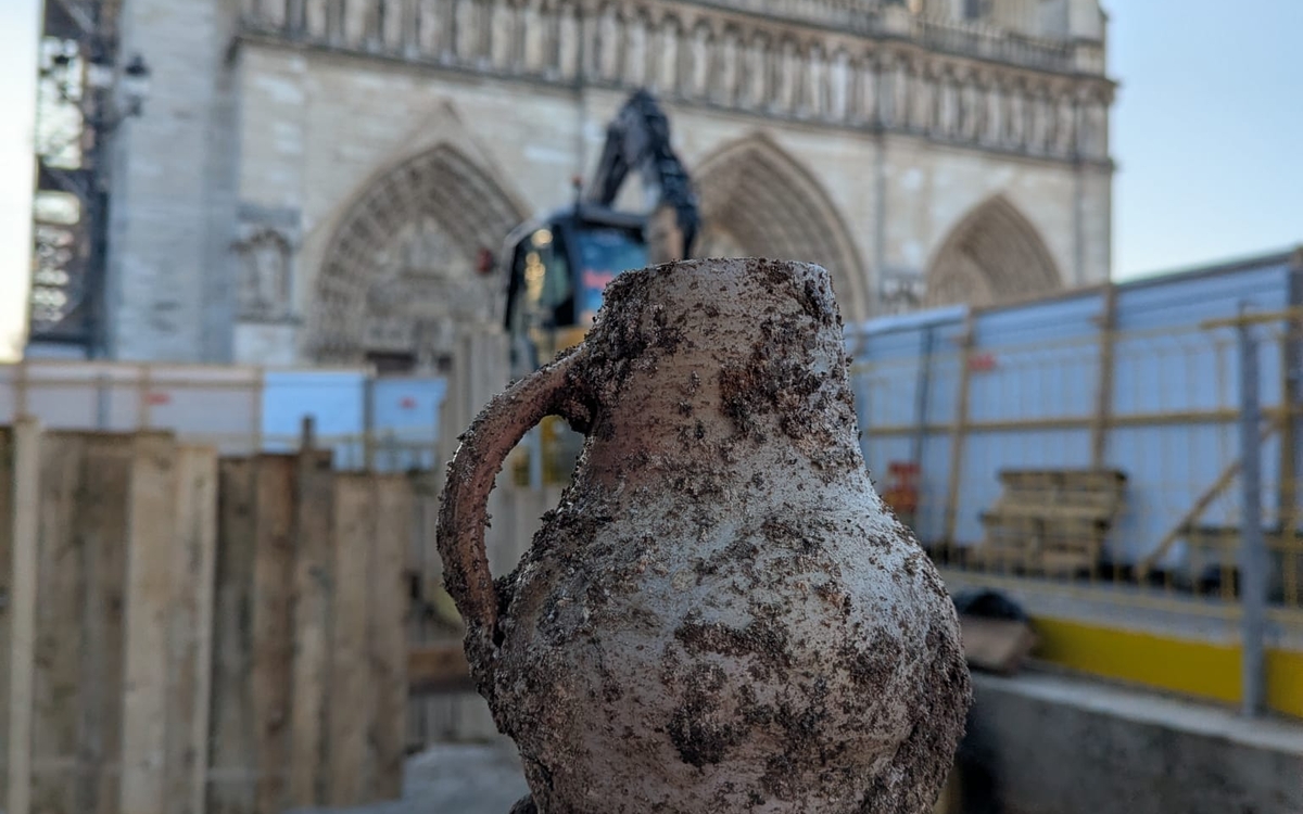 Photo de fouilles archéologiques sur le parvis de Notre-Dame en janvier 2026