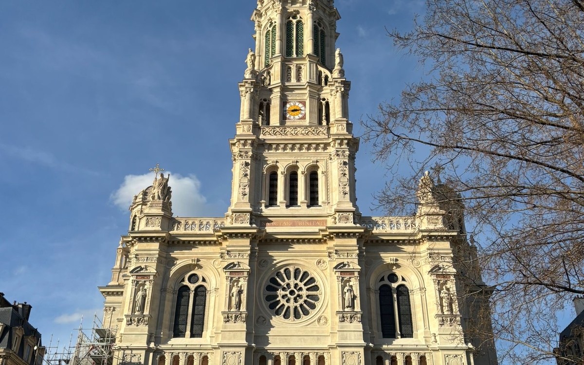 Photo du dévoilement progressif de la façade de l'église de la Trinité 