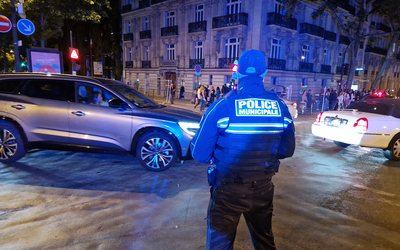 Agent de la division d'appui soirée régulant le trafic routier 