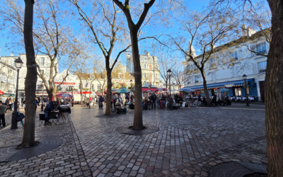 Vue de la place du Tertre en hiver avec un ciel bleu du matin et installation des artistes