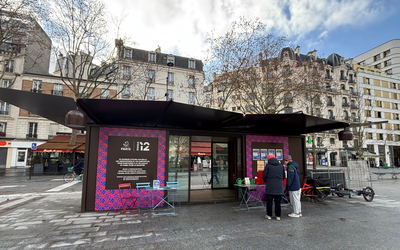 Le kiosque citoyen pendant la récolte d'outils de jardin avec Plant B.