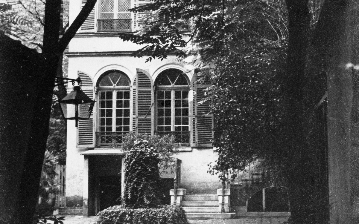 Le pavillon rue Chaptal (vue de l'allée). Paris, 9ème arr. Paris, musée de la Vie romantique.