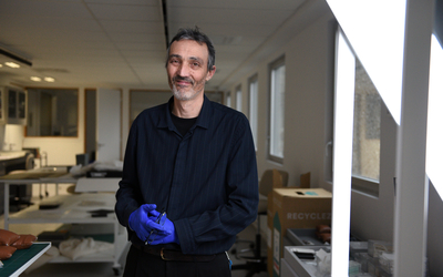 Portrait de Bruno Le Namouric, restaurateur au département de la préservation du patrimoine photographique.