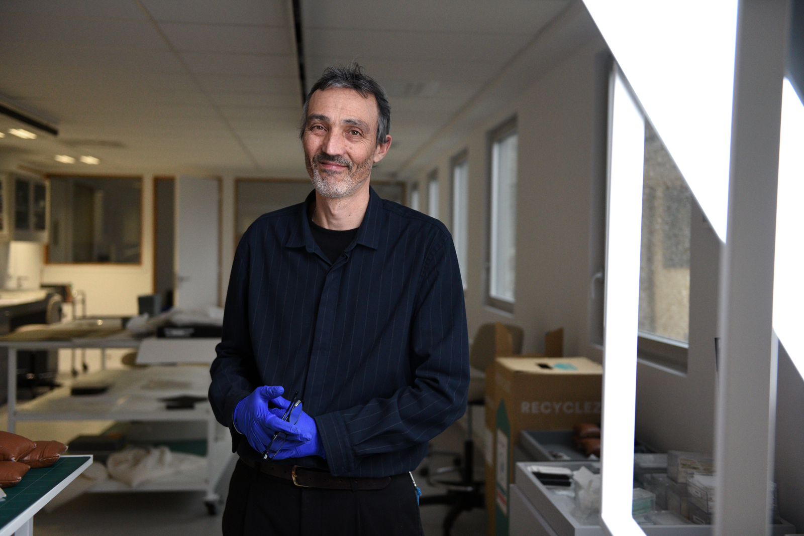 Portrait de Bruno Le Namouric, restaurateur au département de la préservation du patrimoine photographique.