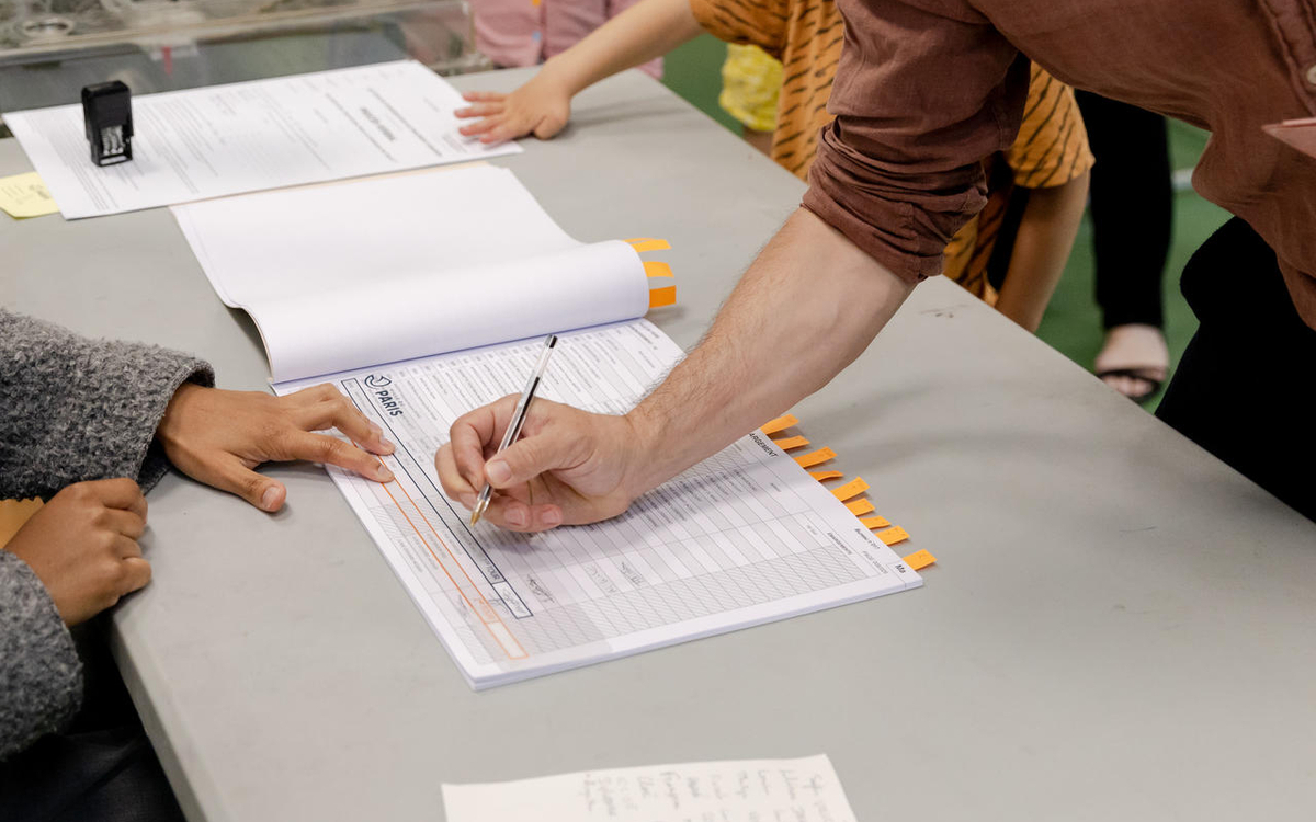 feuille d'émargement dans un bureau de vote