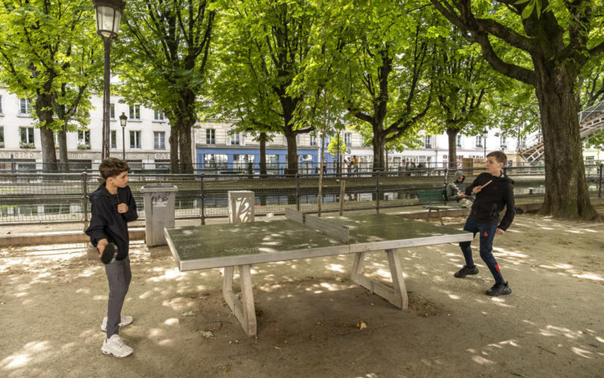 Deux jeunes garçons qui jouent au ping-pong