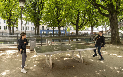 Deux jeunes garçons qui jouent au ping-pong