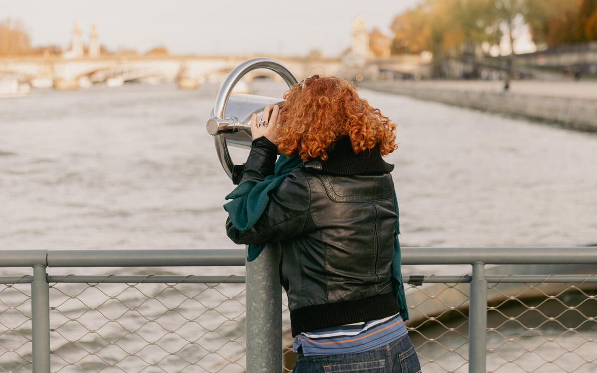 Jeune en observation sur les Berges de Seine