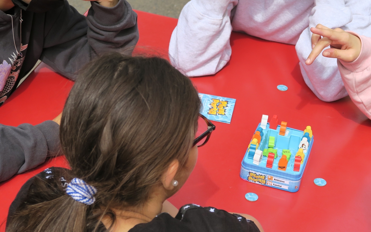 Les enfants jouent à un jeu de société sur une table
