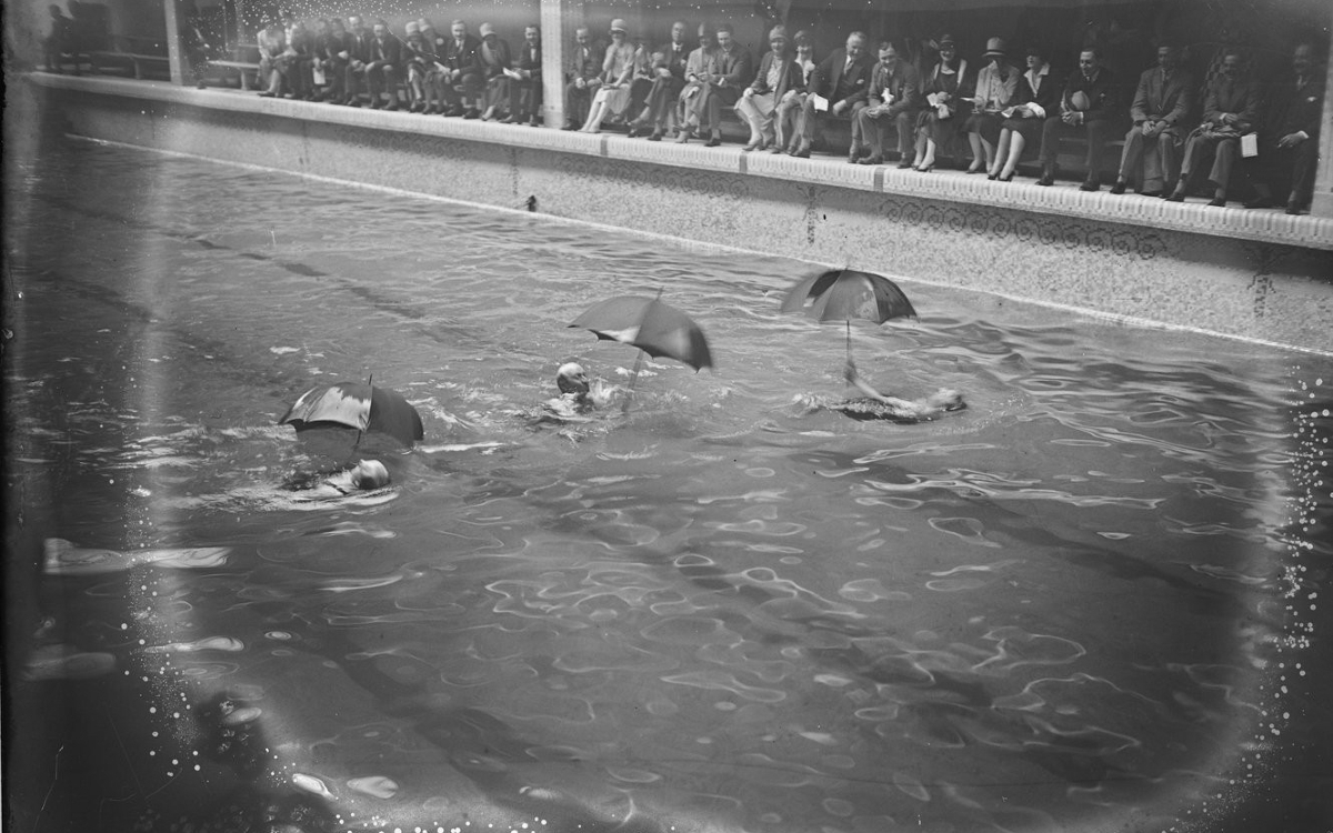 Course au parapluie dans la piscine Château-Landon lors du gala Georges Michel en 1927.