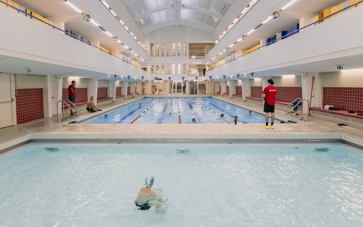 Les deux bassins de la piscine Château Landon. 