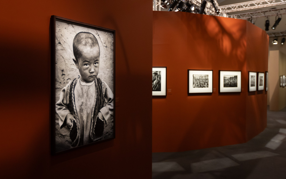 Photographies de Salgado exposées à la salle Saint-Jean de l'Hôtel de Ville