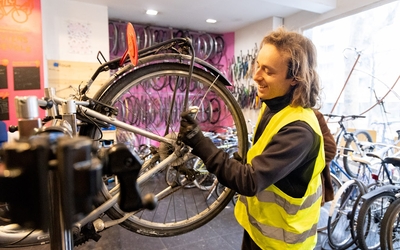 Visuel de l'atelier de recyclage de vélos avec l'association la Cyclofficine (20e)