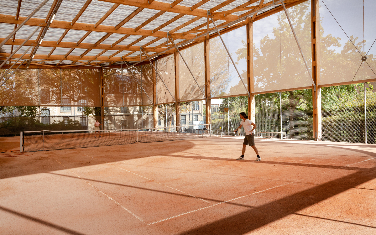 Personnes jouant sur le terrain de tennis Edouard Pailleron.