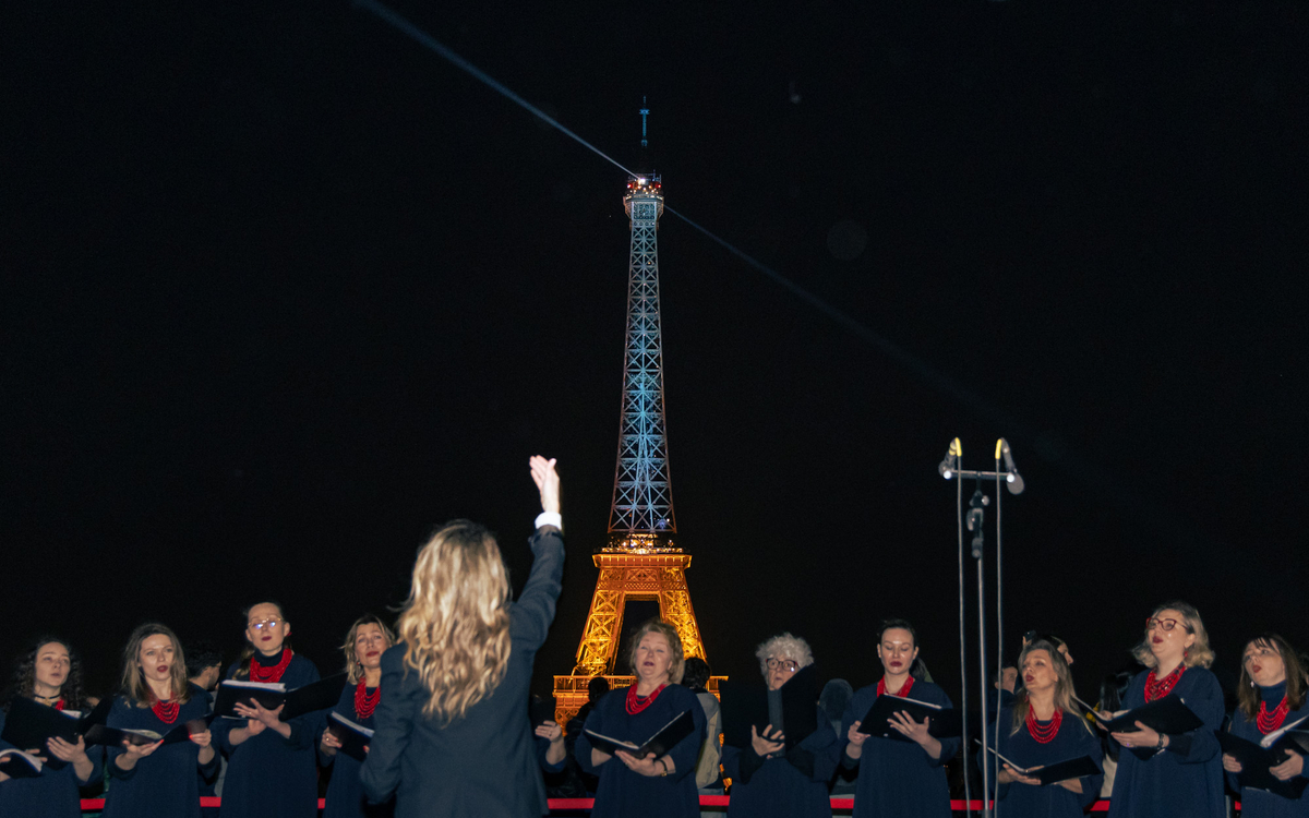 Chanteurs devant la tour Eiffel