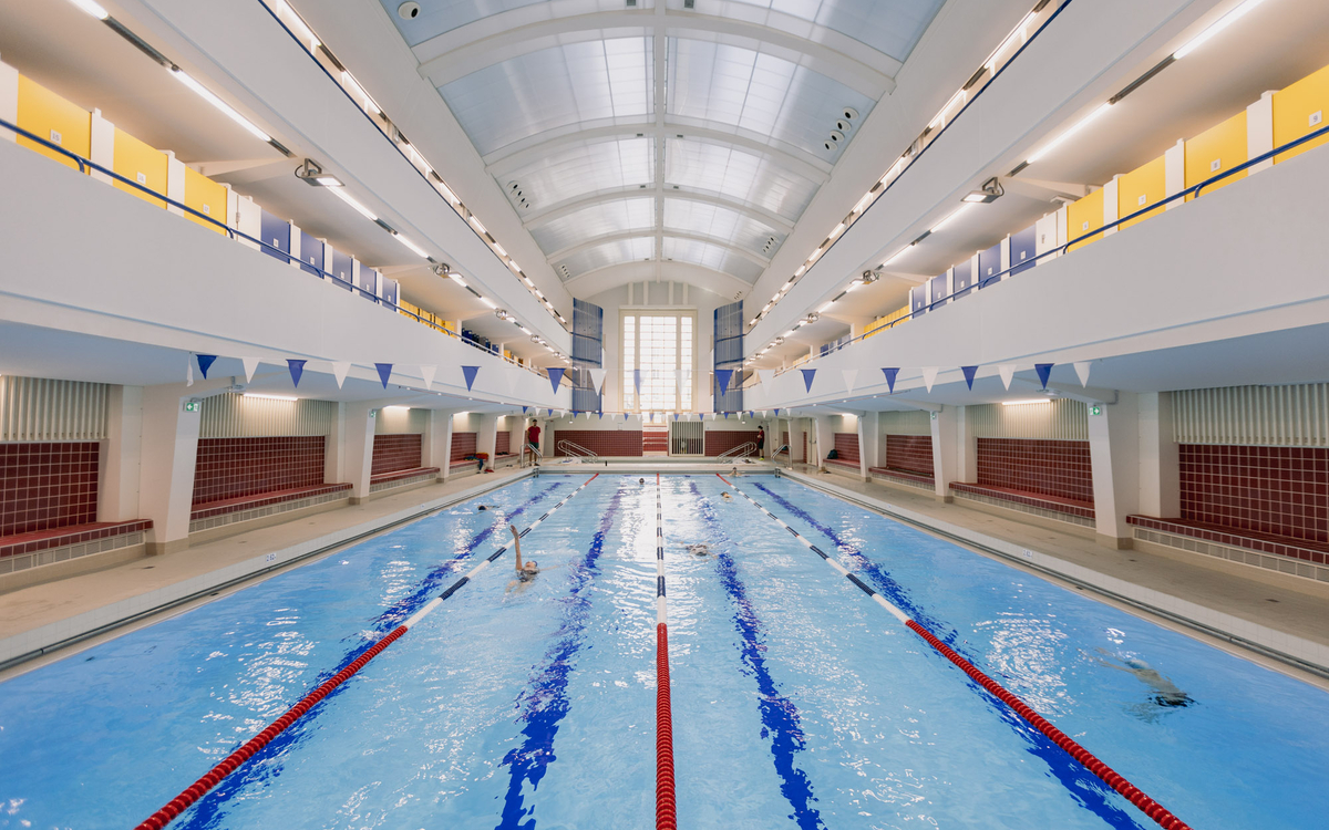 Des usagers nagent dans la piscine Château-Landon