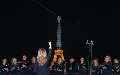 Chanteurs devant la tour Eiffel