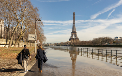 Deux personnes marchent sur les quais durant la crue de la seine.