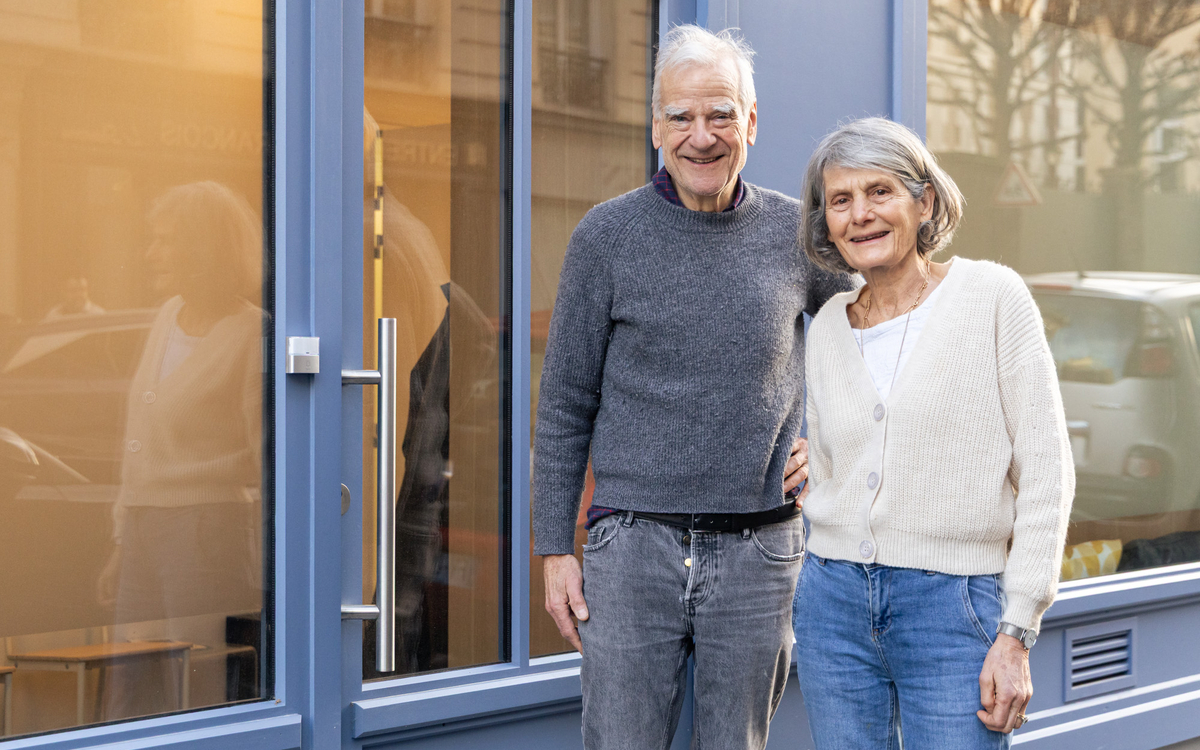 Deux bénévoles devant la façade de la bagagerie rue Truffaut (17e).