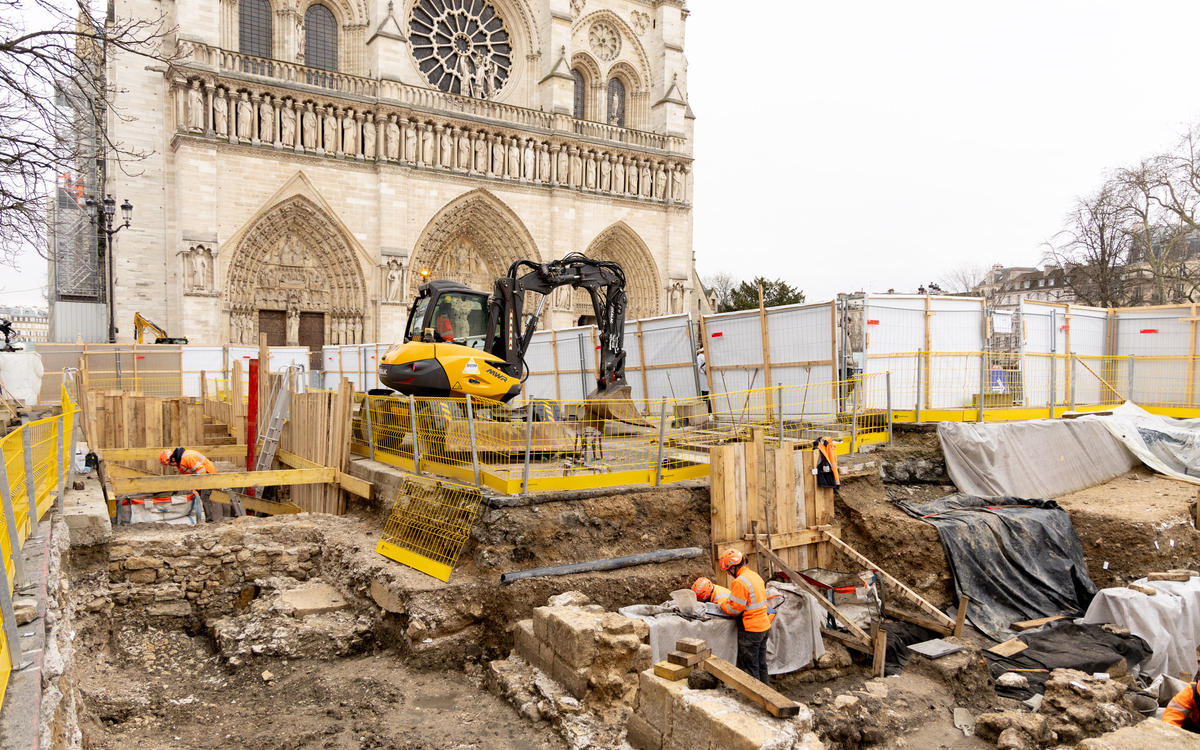 Fouille archéologique sur le Parvis de Notre-Dame.