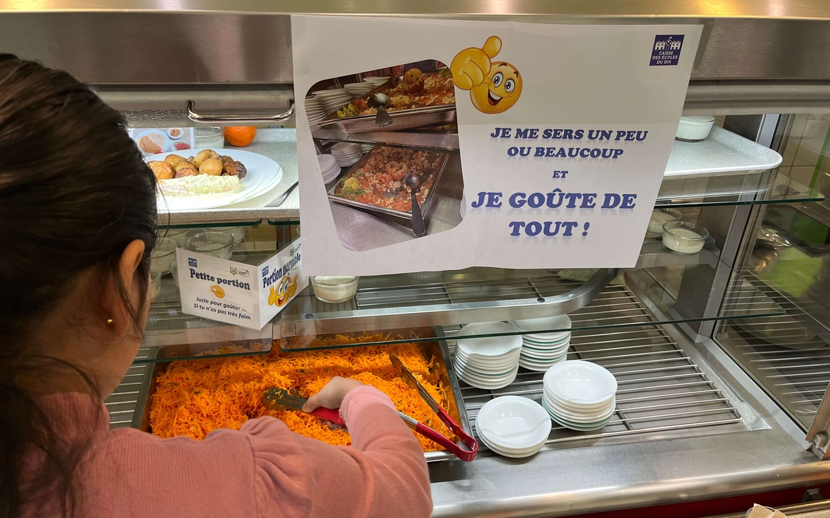 petite fille se servant au self