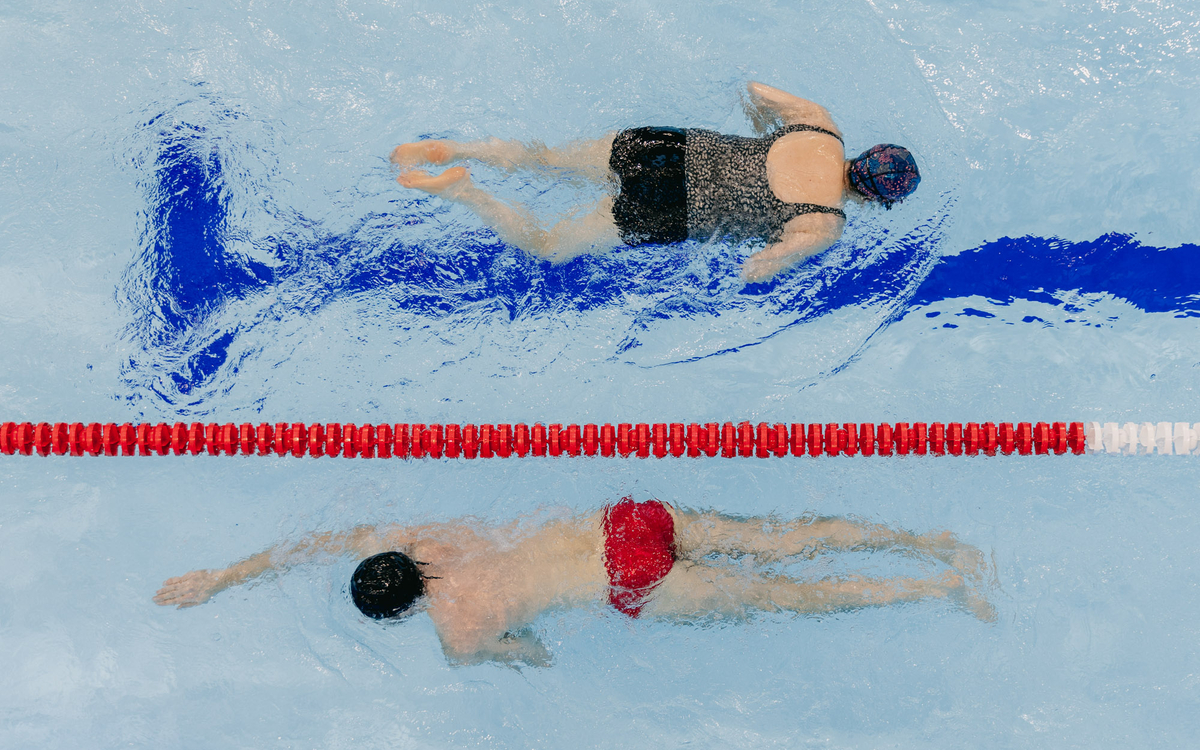 Deux nageurs dans la piscine Château-Landon.