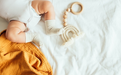 nouveau-né avec jouet