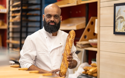 Portrait de Sithamparappillai Jegatheepan, lauréat du Grand Prix de la meilleure baguette de la Ville de Paris 2026 (boulangerie Fournil Didot) 