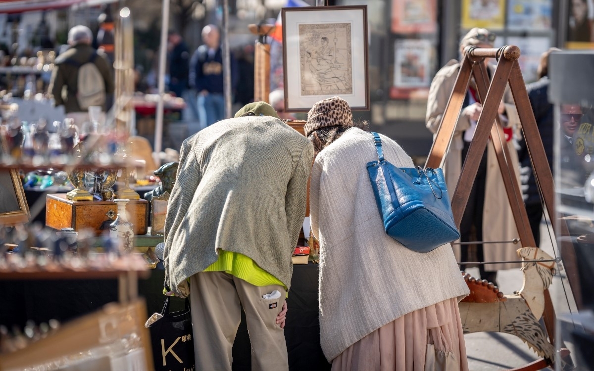 couple chinant dans une brocante