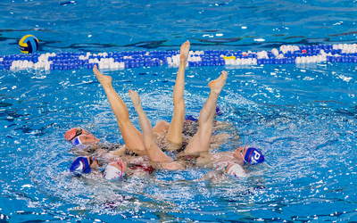 Quatre nageurs font une figure de natation artistique
