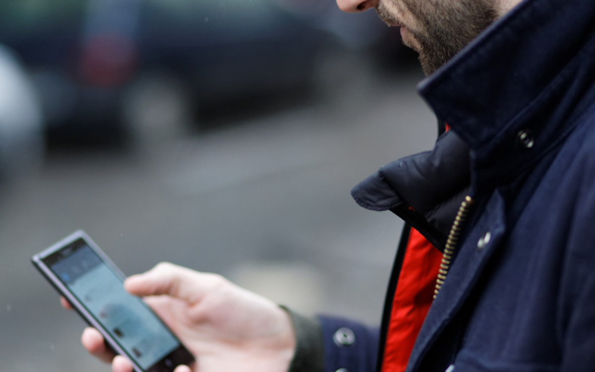 Un homme utilise son smartphone