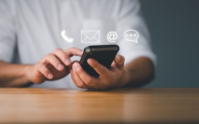 Photo d'une personne qui utilise son téléphone