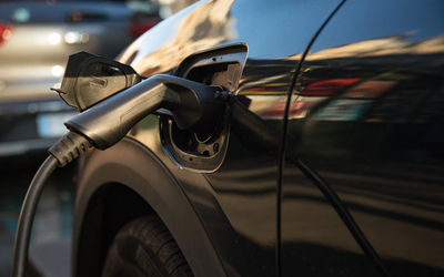 Voiture électrique se rechargeant à une borne.