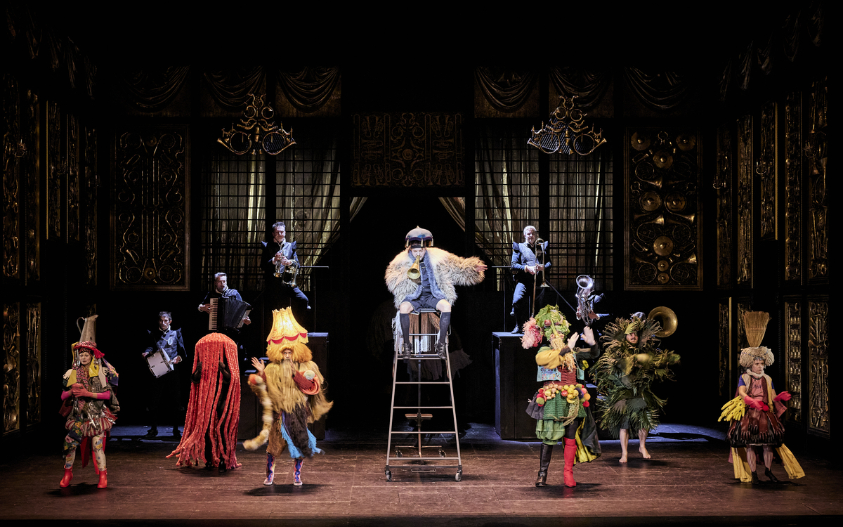 représentation théâtrale en costume