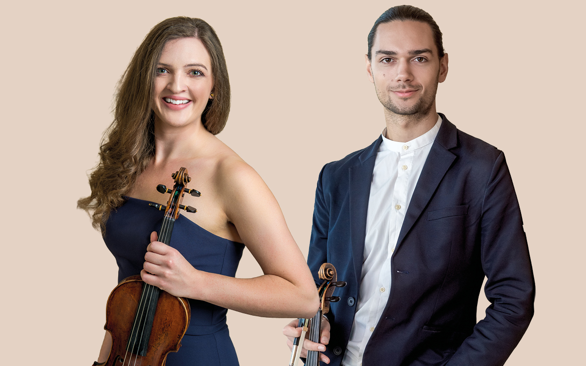 Photographie des deux violonistes Éva Osztrosits et Csongor Körössy-Khayll tenant leur violon avec le sourire.