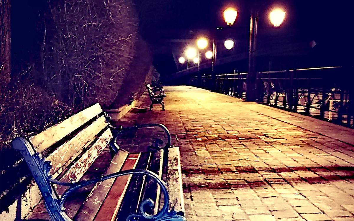 Photo d'un banc sur une promenade