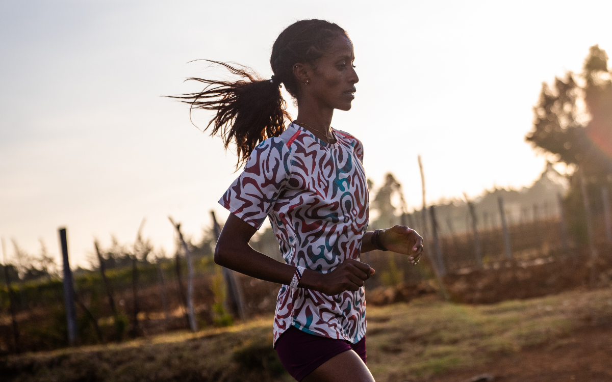 Photo de Mekdes Woldu à l'entraînement, au coucher de soleil.